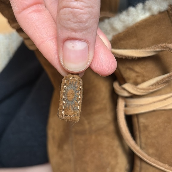 UGG AUSTRALIA “Gaviota” boots in tan - Picture 8 of 11